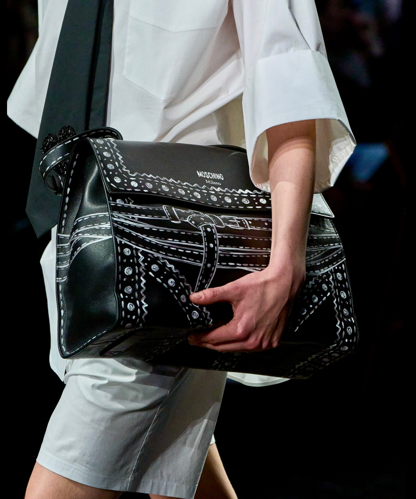 MOSCHINO FW24 COLLECTION IMAGE FT TIE ME SMALL HANDBAG