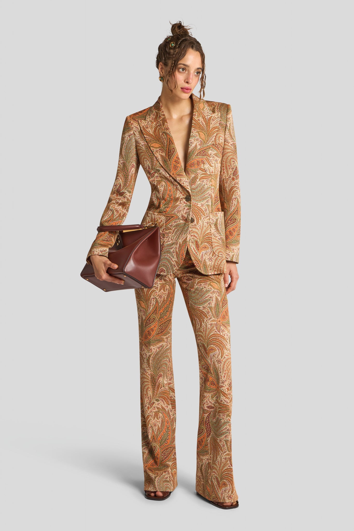 ETRO SS25 COLLECTION IMAGE FEATURING MATCHING JACQUARD SUIT AND BROWN LEATHER HANDBAG