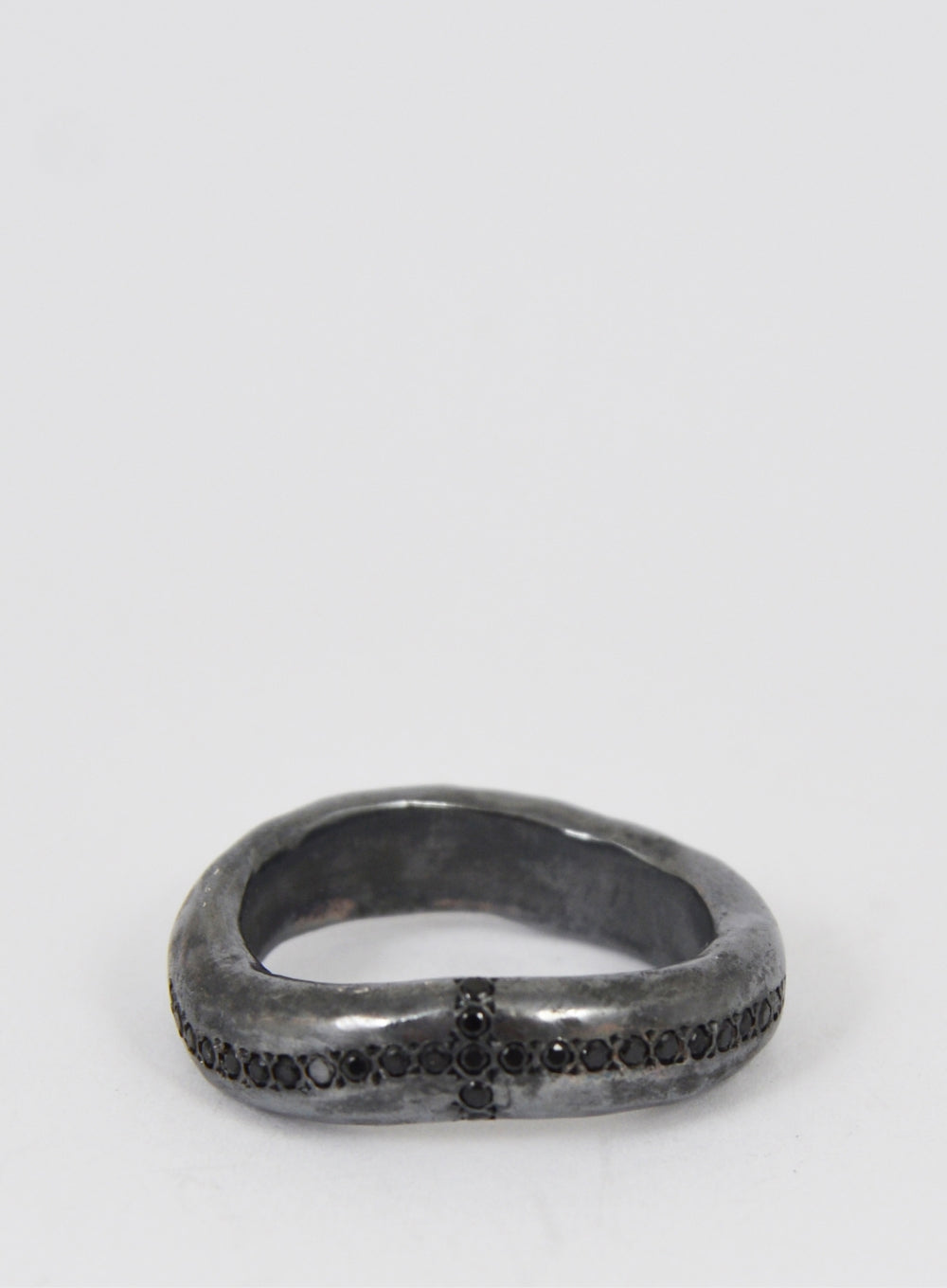ROSA MARIA | Judd Hammered Ring with Black Diamonds